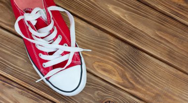 kırmızı ayakkabılar desen ahşap tabanda