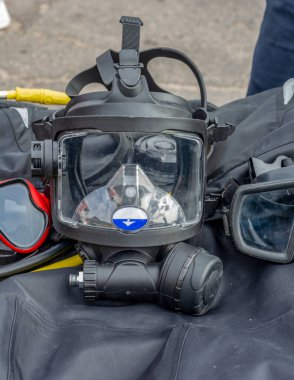 Scuba dalışı için karanlık tabanda maske