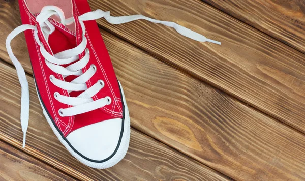 Rote Schuhe Auf Textur Holzsockel — Stockfoto