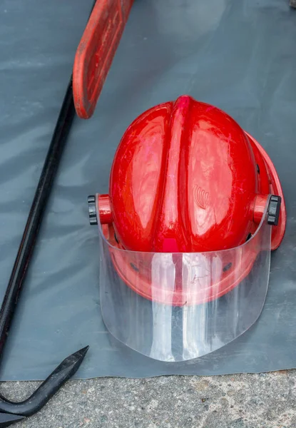 Красный Шлем Защитным Стеклом — стоковое фото