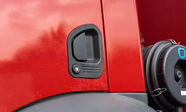 Porta Vermelha Lidar Com Caminhão Bombeiros — Fotografia de Stock