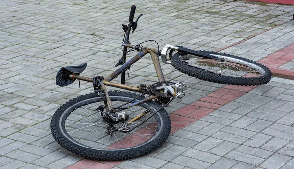 Bicicletta Abbandonata Sulla Strada — Foto Stock