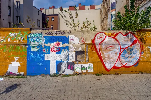 Wroclaw, Polsko, 10. září 2017: malované zdi v opuštěné části města — Stock fotografie