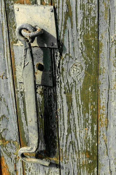 Steel hinge for door closing. old door. close-up — Stock Photo, Image