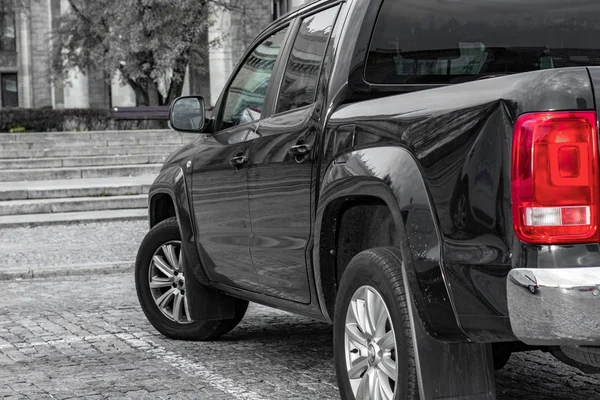 Grote Suv achteraanzicht. tegen een achtergrond van graniet stappen en hout — Stockfoto