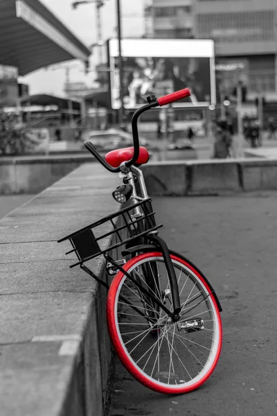 A háttérben a város narancssárga kerekekkel Vintage kerékpár — Stock Fotó