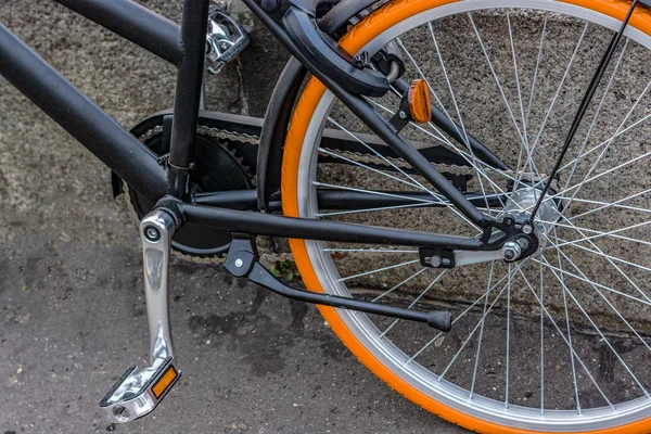 Черный велосипед с желтыми колесами день — стоковое фото