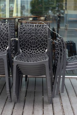 Cafe önünde sokakta plastik sandalye