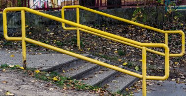 Sarı Küpeşte merdivenlerden yakınındaki. bulutlu günlerde
