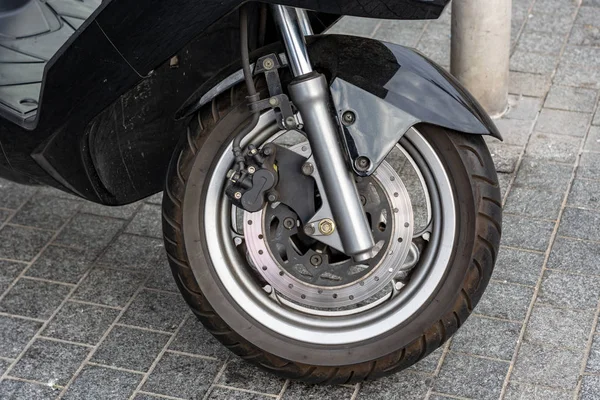 The front wheel of the moped. disc brakes — Stock Photo, Image