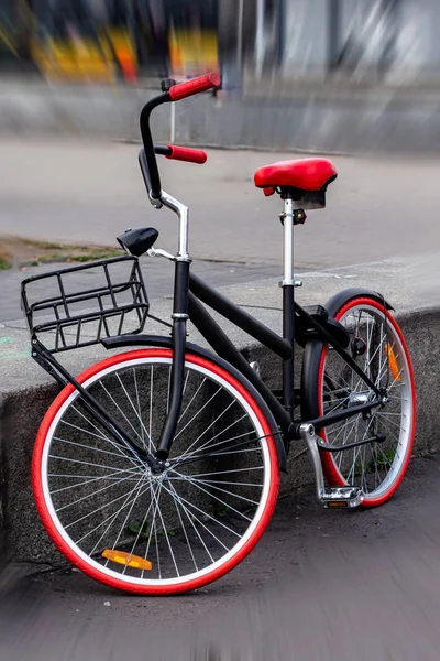 A háttérben a város narancssárga kerekekkel Vintage kerékpár — Stock Fotó