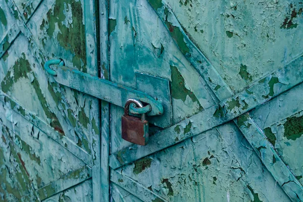 Staré ocelové dveře se zámkem. Detailní záběr — Stock fotografie