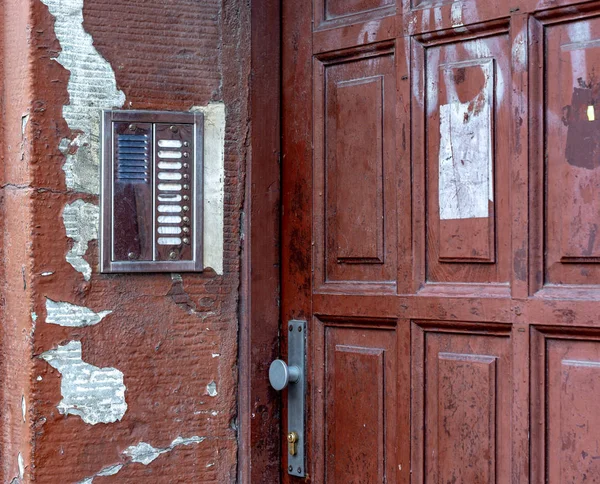 The old door of the House. intercom on the old wall — Stock Photo, Image