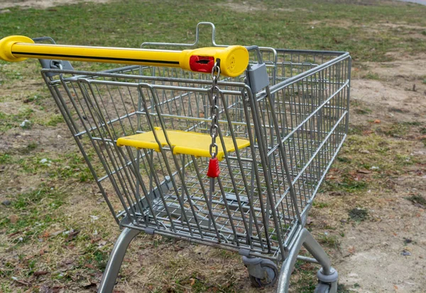 Abandoned shopping trolley day outdoors close up — Stock Photo, Image
