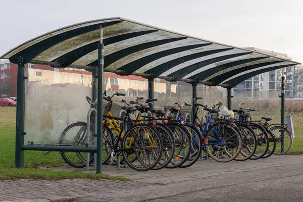 Malmo, Szwecja, 19 grudnia 2018: kryty parking dla rowerów — Zdjęcie stockowe