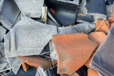 Kırık fayanslar siyah, gri ve turuncu renkte.