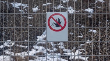 Çitteki haç işaretini yasaklıyorum. Geçidi kapatın.