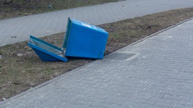 Şehir sokaklarında ters dönmüş kum tankı