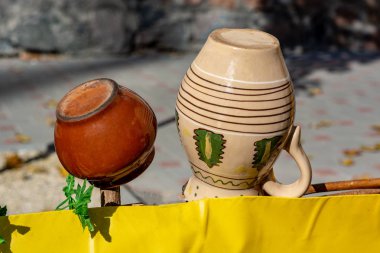 Sarı çitin üzerindeki kil kaplar yakın plan.