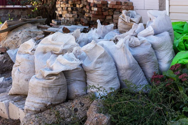 beyaz çanta ile inşaat enkaz sokakta