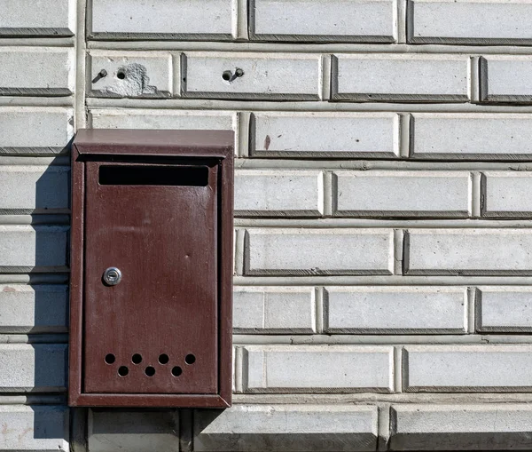 Vecchia casella di posta appesa al muro di mattoni bianchi — Foto Stock