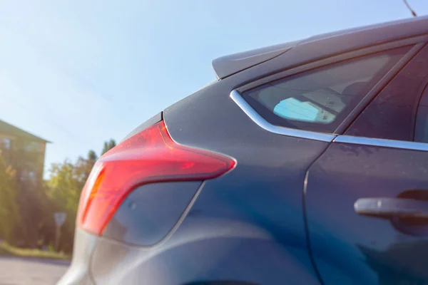 Atrás coche azul en el sol durante el primer plano del día — Foto de Stock