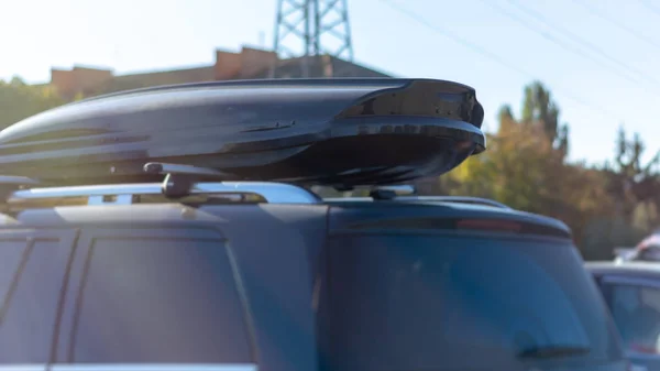 Viajar no rack do telhado de um SUV em dia ensolarado — Fotografia de Stock