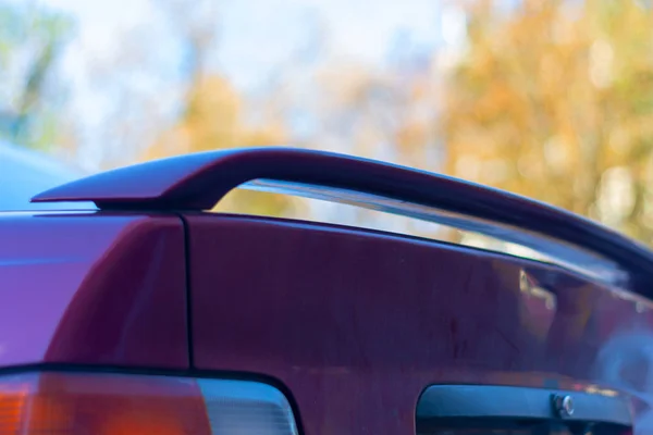 Het achterste deel van de koplampen van de auto, spoiler zonnige dag close-up — Stockfoto