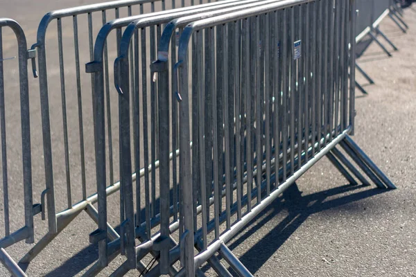 Ijzeren hek staan op de weg zonnige dag close-up Stockafbeelding