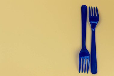 arka planda iki mavi çatal yakın yalan. Yazı için yer