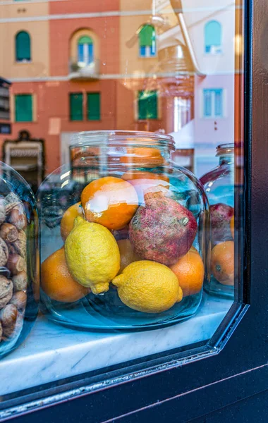 Γυάλινο βάζο με βιολογικά φρούτα στα καταστήματα vetrin. βιολογικό λεμόνι, ρόδι, πορτοκάλι σε γυάλινο βάζο — Φωτογραφία Αρχείου