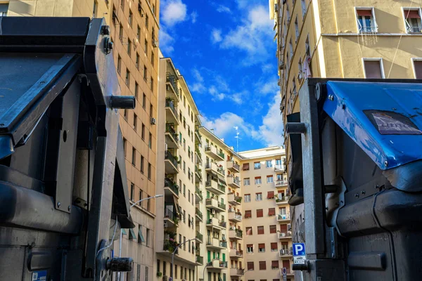Büyük şehirdeki apartman binaları. Aşağıdan bak. Mavi gökyüzü, gökdelenler