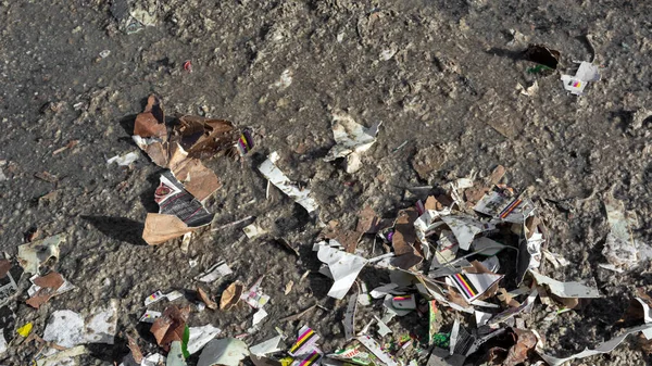 Papel usado para reciclar. Antecedentes de texturas de papel, Basura de papel en la planta de reciclaje —  Fotos de Stock