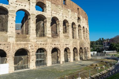 Roma, İtalya, 25.12.2019: Kolezyum veya gladyatör Arena, ünlü antik taş mimarisi. Flavian Amfitiyatrosu, antik Roma İmparatorluğu inşaatı