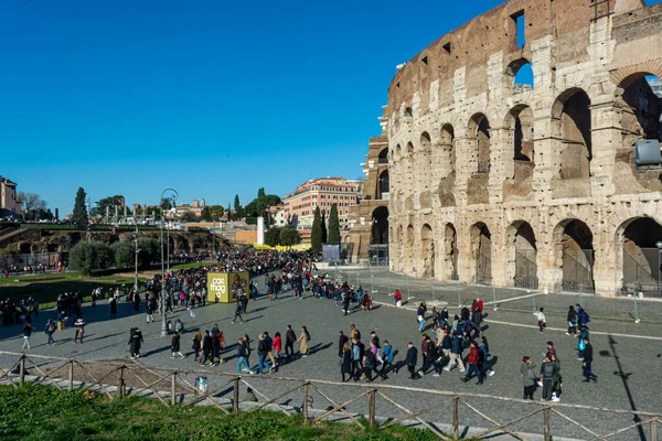 Roma, İtalya, 25.12.2019: Kolezyum veya gladyatör Arena, ünlü antik taş mimarisi. Flavian Amfitiyatrosu, antik Roma İmparatorluğu inşaatı