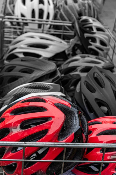 Különböző színű kerékpáros sisakok értékesítése. kerékpáros sisak a kosárban — Stock Fotó
