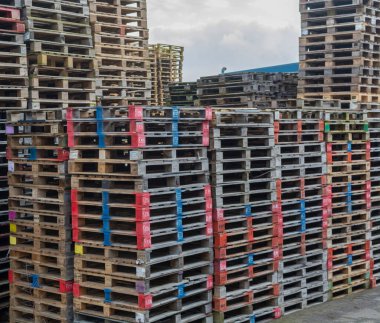 Palet yığınlarının geri dönüşüme hazır olduğu alan