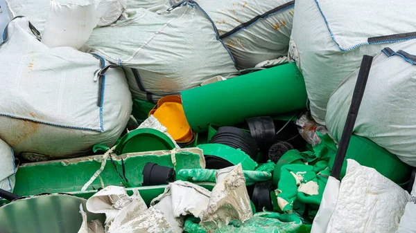 Oslo, Norveç, 25.05.2020: plastik atık, tasnif tesisinde ahşap atık