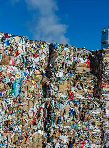 Suède, Orebro, 24.02.2020 : Poubelles de papier à l'usine de recyclage, grosses balles carrées de papier. recyclage du papier. usine de papier — Photo