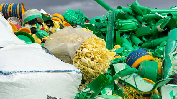 Oslo, Norveç, 25.05.2020: plastik atık, tasnif tesisinde ahşap atık