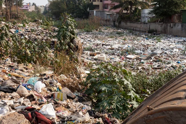 Nehirde, ekolojik felaket karayoluyla büyük çöp dökümü