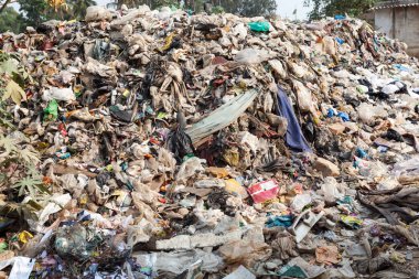 Büyük çöp dökümü oturma alanı, karayoluyla