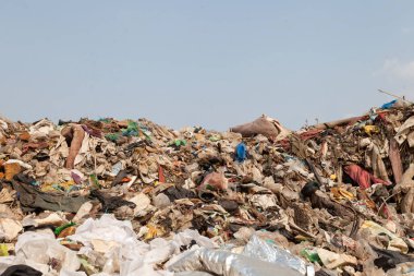 Büyük karma çöp döküm ve mavi gökyüzü, ekolojik felaket