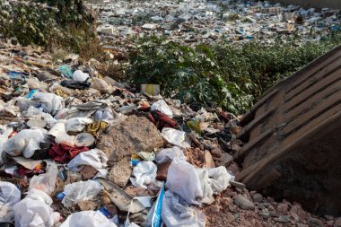 Nehirde, ekolojik felaket karayoluyla büyük çöp dökümü