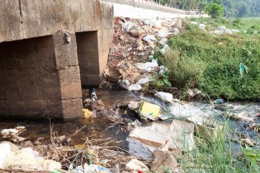 Büyük çöp dökümü yol ve nehir, ekolojik felaket tarafından