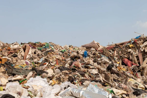 Büyük karma çöp döküm ve mavi gökyüzü, ekolojik felaket