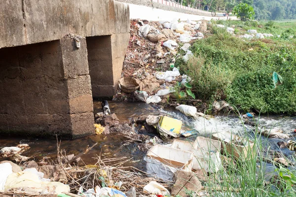 Büyük çöp dökümü yol ve nehir, ekolojik felaket tarafından