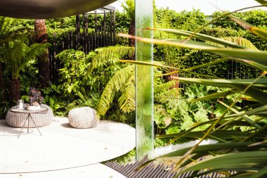 Veranda alan güzel bir bahçe bir şelale ile