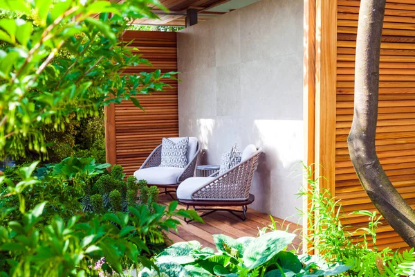 Terrassenbereich in einem gepflegten Garten — Stockfoto