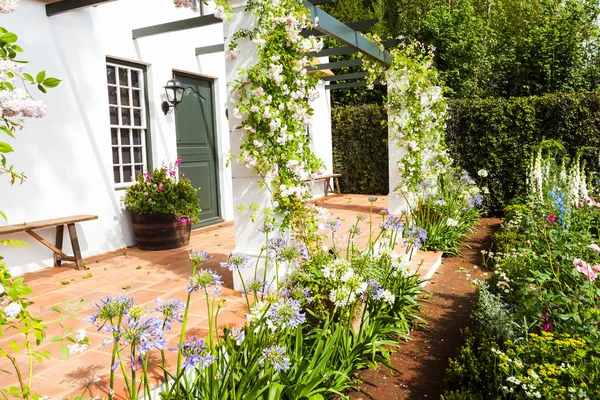 Garden landscape with flowerbed and entrance area — Stock Photo, Image